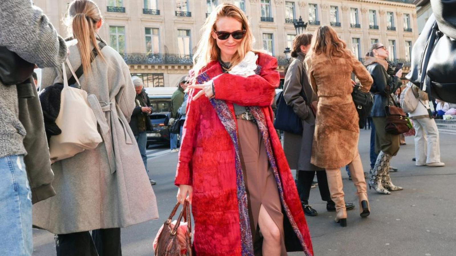 Revamp Your Style: Modern Looks with Fashionable Scarves