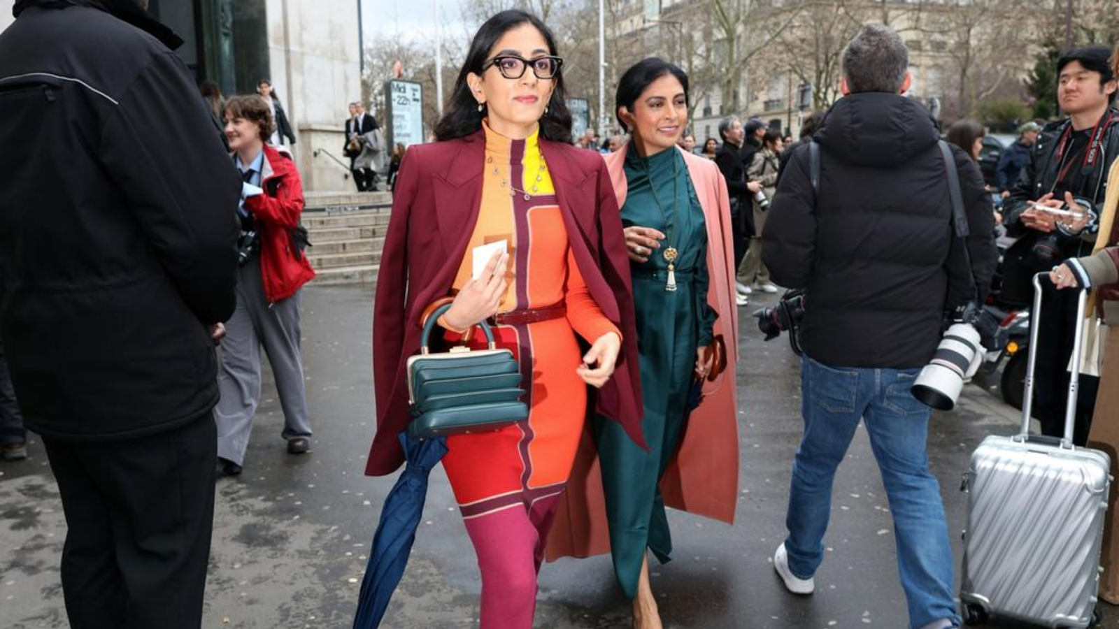 Top 10 Scarves for Fashionistas – Trendy and Stylish Options for Any Occasion
